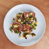 Filete de res en costra de café con pesto de chocolate, almendras y Cotija