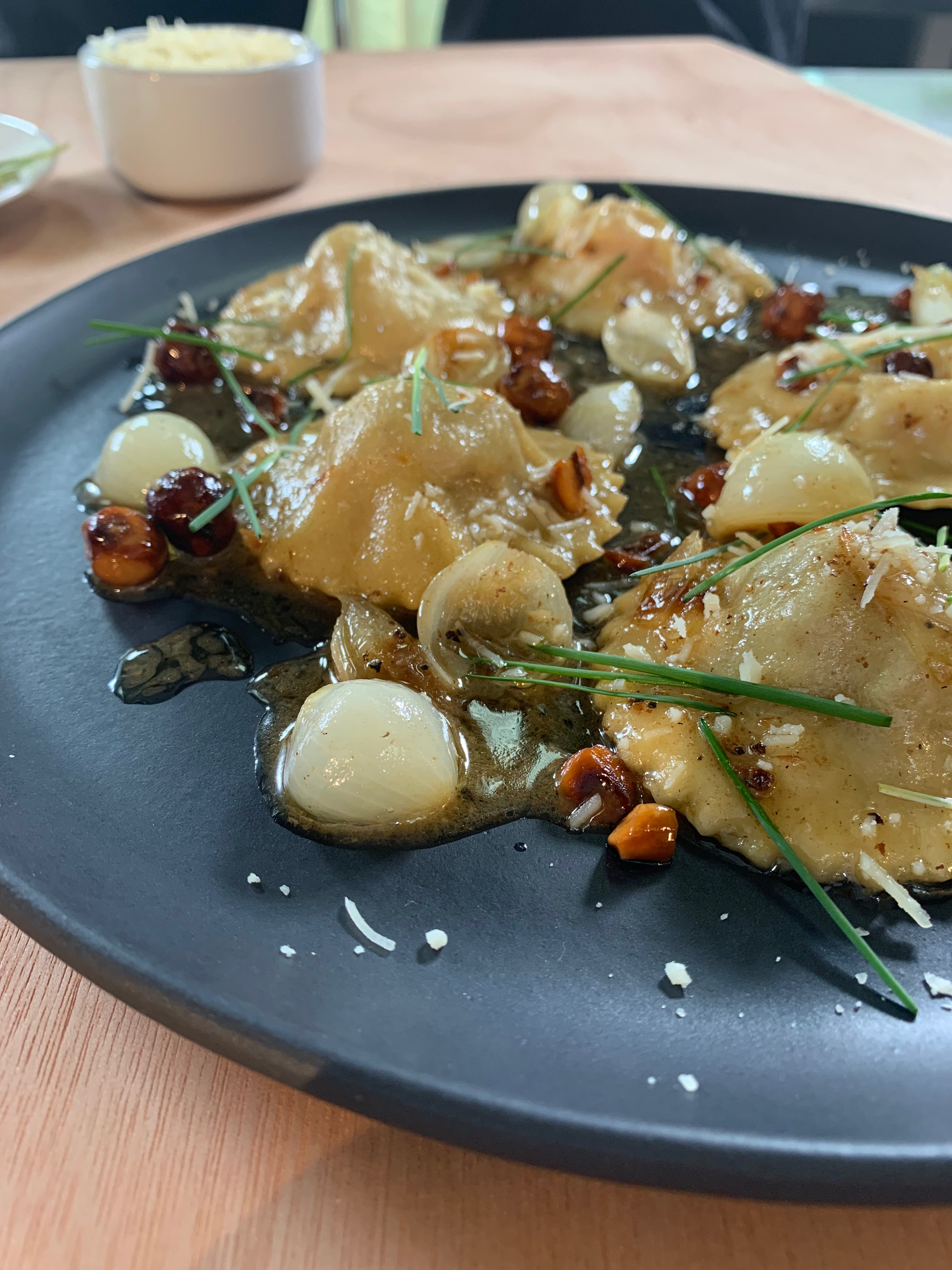 Raviolis de pato confitado y salsa de mantequilla con avellanas