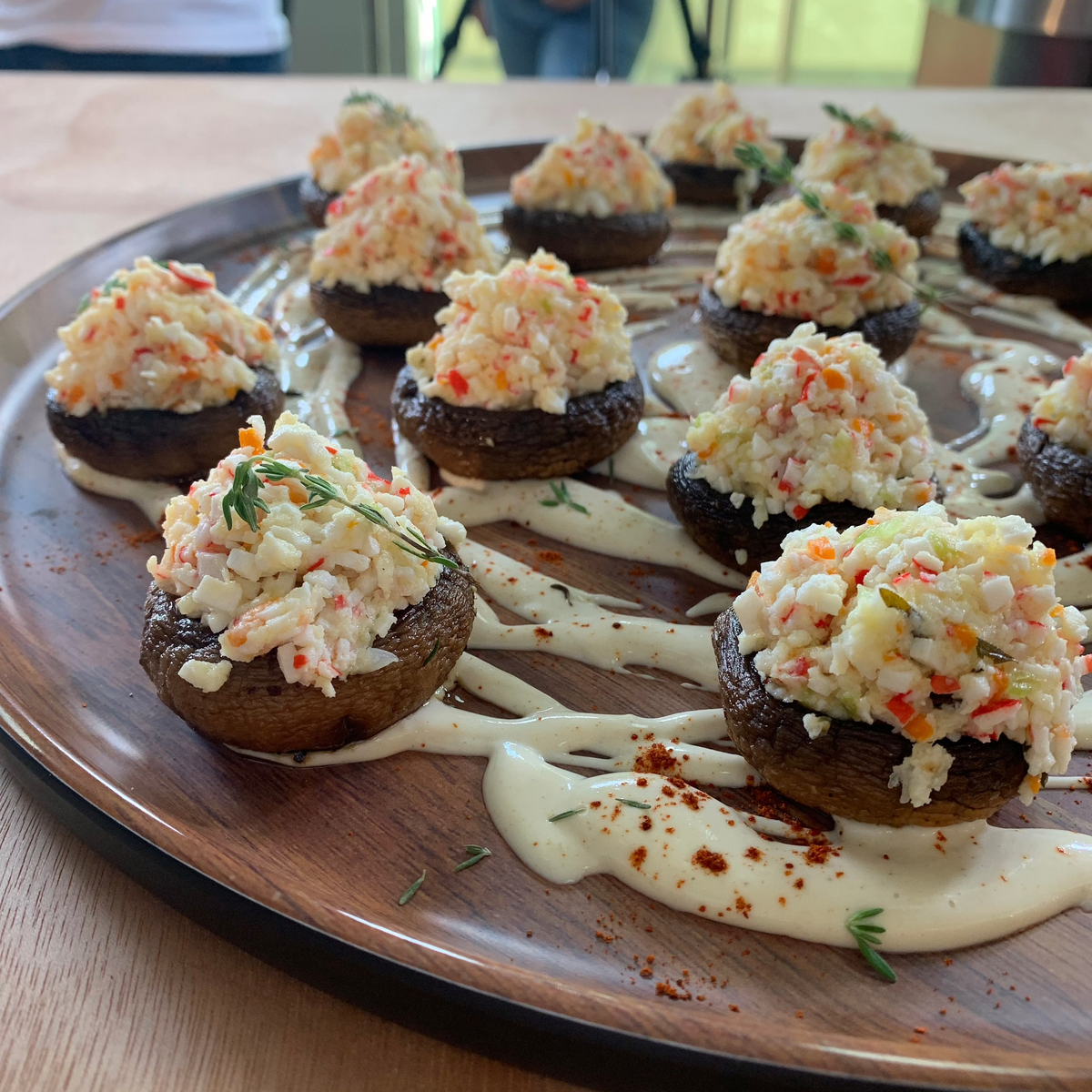 Hongos Rellenos con Salsa de Ajo.