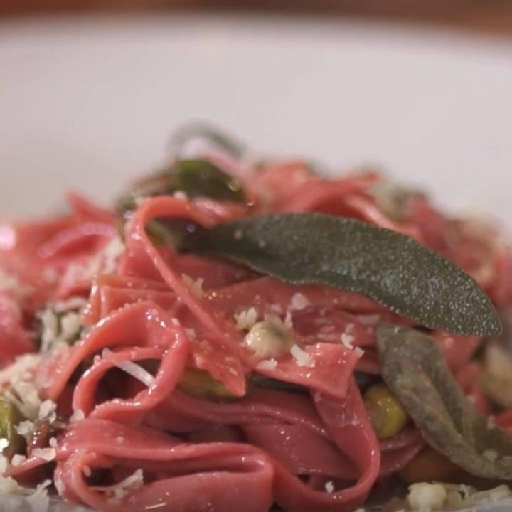 Fettuccini de betabel con pistaches y salvia